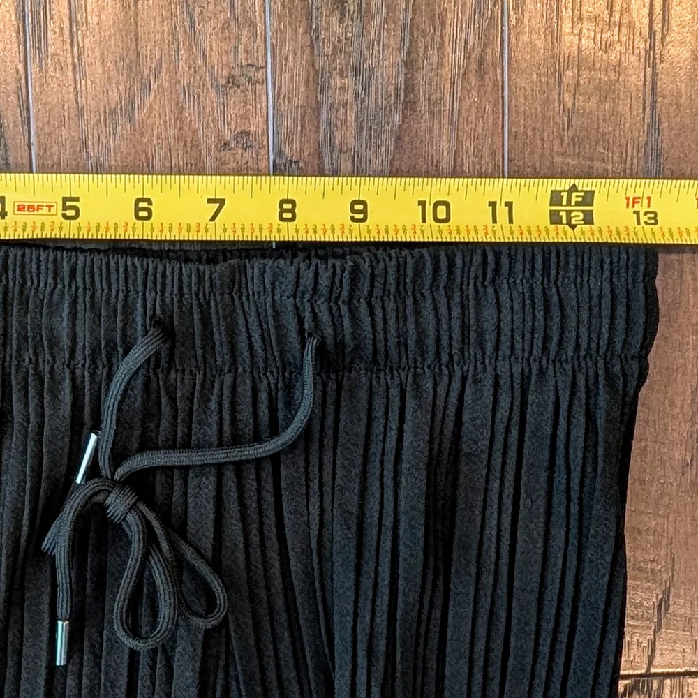 Black Wide-Leg Pleated Pants - Picture 6 of 10